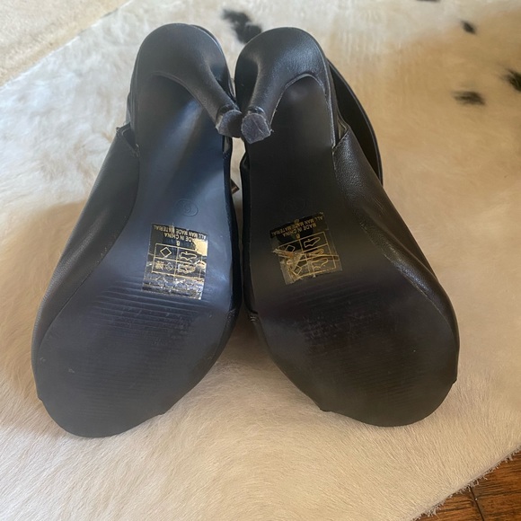 Adorable black high heel bootie, like new, worn very little. Size 6 - Picture 4 of 5